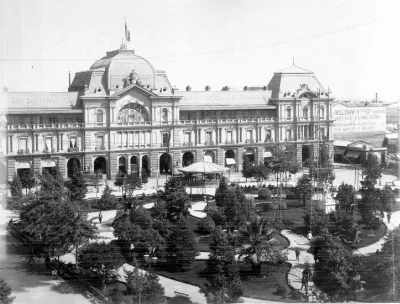 Plaza de Armas y Gran Hotel de Francia en 1900. — 1900 | Chile de Ayer