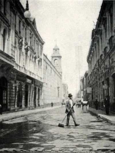 Calle Agustinas y un barrendero, a principios de Siglo XX. — 1900 | Chile de Ayer