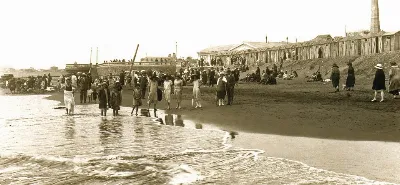 Veraneantes en la Playa de Pichilemu, Circa 1910. — Playa de Pichilemu — 1910 | Chile de Ayer