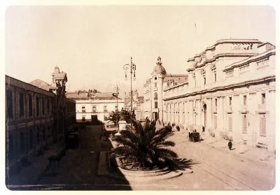La Moneda frente al Ministerio de Guerra y marina en 1916 — Palacio de La Moneda — 1916 | Chile de Ayer
