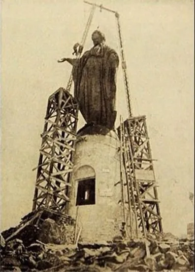 Instalación de la Virgen del Cerro San Cristóbal en 1908 — Virgen del Cerro San Cristóbal — 1908 | Chile de Ayer
