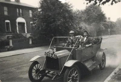 Auto en lugar desconocido en 1920 — 1920 | Chile de Ayer