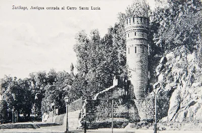 Antigua entrada al Cerro Santa Lucía, 1915 — Cerro Santa Lucía — 1915 | Chile de Ayer