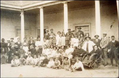 Sobrevivientes Freirina terremoto 1922 — Edificio Los Portales — 1922 | Chile de Ayer