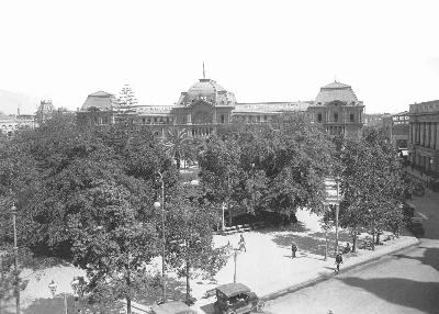 Plaza de Armas y el Portal Fernandez Concha año 1910 — Plaza de Armas de Santiago — 1910 | Chile de Ayer