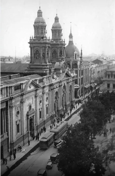 Catedral de Santiago y Bazar Krauss en los años 20s — Plaza de Armas de Santiago — 1920 | Chile de Ayer