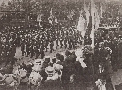 Desfile militar en Santiago por celebración del Centenario de Chile — Alameda de las Delicias — 1910 | Chile de Ayer