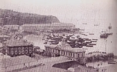 La Bolsa y Almacenes fiscales en Valparaíso año 1864 — Plaza Sotomayor — 1864 | Chile de Ayer