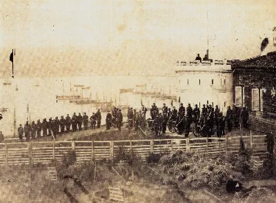 Ejercito sobre la Bahía de Valparaíso año 1864 — Bahía de Valparaíso — 1864 | Chile de Ayer