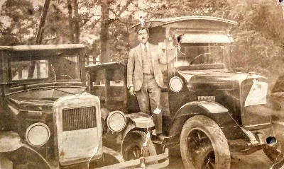 Hombre entre automóviles, 1917 — 1917 | Chile de Ayer