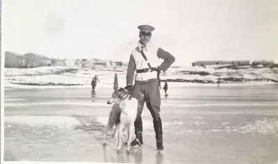 Capitán con su perro en Punta Arenas, 1918 — Punta Arenas — 1918 | Chile de Ayer