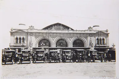 Taxis frente a la Estación Mapocho circa. 1913 — Estación Mapocho — 1913 | Chile de Ayer
