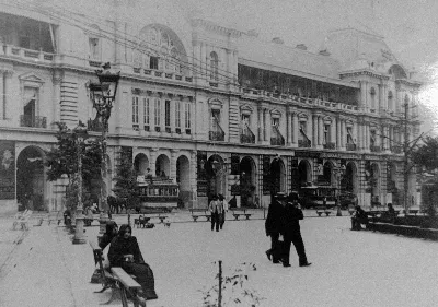 Portal Fernández Concha en 1895 — Plaza de Armas de Santiago — 1895 | Chile de Ayer