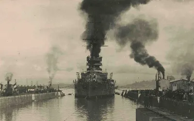 El acorazado "Almirante Latorre, cruzando el Canal de Panamá — 1920 | Chile de Ayer