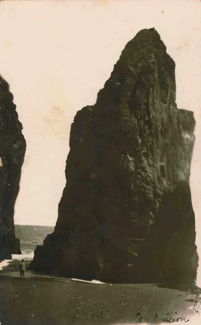 Rocas de Constituciín ca. 1915 — 1915 | Chile de Ayer
