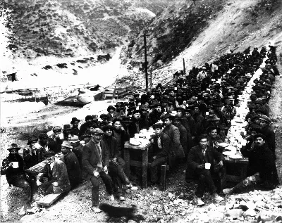 Hora de almuerzo en Sewell, ca 1920 — Sewell — 1920 | Chile de Ayer