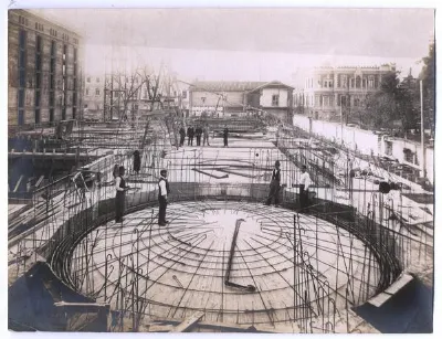Construcción de la rotonda del Museo Histórico Nacional, 1920 — Cerro Santa Lucía — 1920 | Chile de Ayer