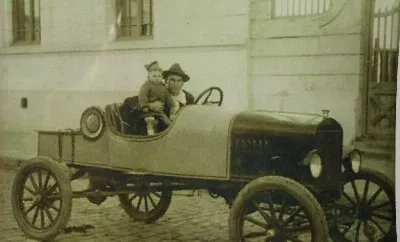 Automóvil en Cauquenes, 1920 — Liceo de Hombres de Cauquenes — 1920 | Chile de Ayer
