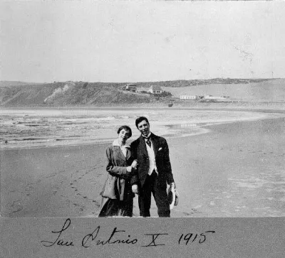 Pareja frente a San Antonio, 1915 — 1915 | Chile de Ayer