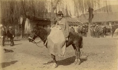 Persona a caballo, zona central, 1888 — Cercanías de Limache — 1888 | Chile de Ayer