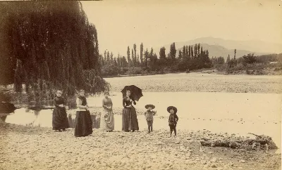 Mujeres y niños a la orilla de un río, 1888 — Limache — 1888 | Chile de Ayer