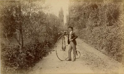 Hombre junto a una bicicleta, 1888 — Cercanías de Limache — 1888 | Chile de Ayer