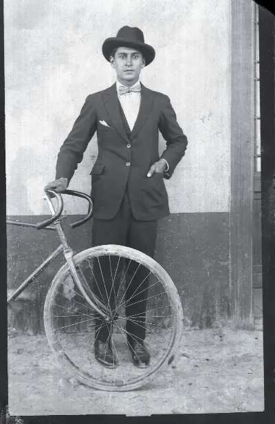 Hombre posando con bicicleta en 1928 — 1928 | Chile de Ayer