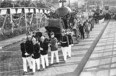 Cortejo fúnebre sobre el rio Mapocho,1962 — Puente Cal y Canto — 1962 | Chile de Ayer