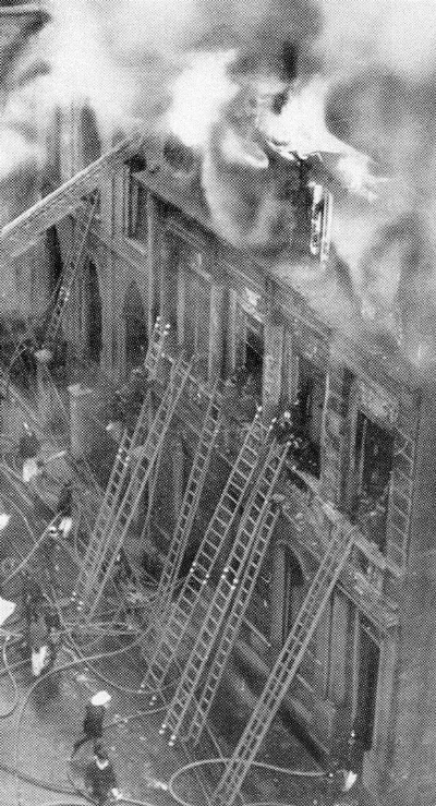 Incendio edificio Santiago Centro, 1970 — Esquina San Martín con Alameda — 1970 | Chile de Ayer