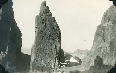 Constitución en 1925 — Piedra de la Iglesia — 1925 | Chile de Ayer