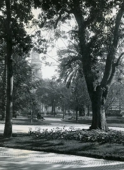 Plaza de Armas de Santiago C.a 1930 — Plaza de Armas de Santiago — 1930 | Chile de Ayer