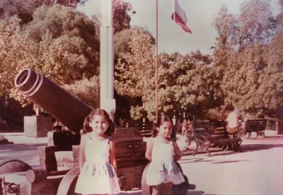 Par de hermanas en el cerro Santa Lucía, 1982 — Cerro Santa Lucía — 1982 | Chile de Ayer