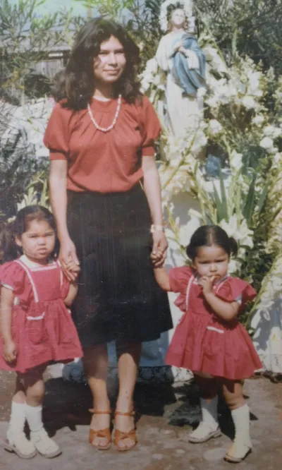 Madre e hijas en Parroquia Santa Cruz de Mayo, La Florida, 1979 — Parroquia Santa Cruz de Mayo — 1979 | Chile de Ayer