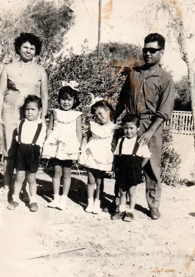 Familia de visita en La Tirana, 1962 — La Tirana — 1962 | Chile de Ayer