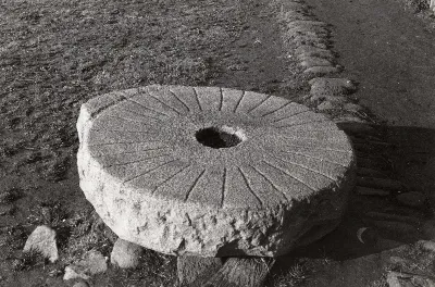 Piedra de Molino en Isla Robinson Crusoe, 1938 — Isla Robinson Crusoe — 1938 | Chile de Ayer