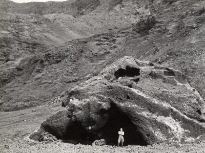 Cueva en Isla Robinson Crusoe, 1938 — Isla Robinson Crusoe — 1938 | Chile de Ayer