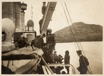 Hombre Kawésqar siendo subido al buque Fylgia, ca. 1923 — 1923 | Chile de Ayer