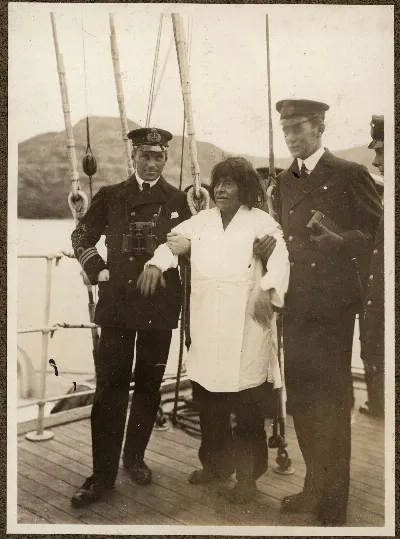 Oficiales suecos exhiben a hombre Kawésqar, Patagonia, ca. 1923 — 1923 | Chile de Ayer