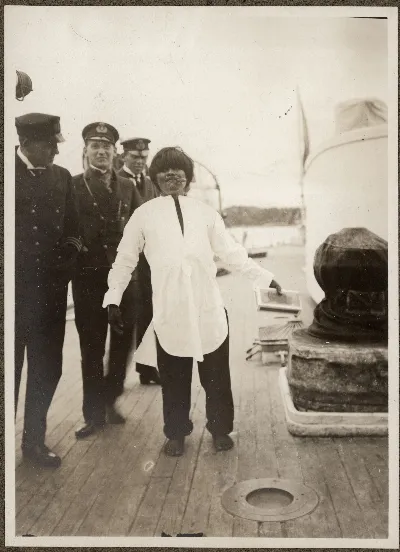 Oficiales suecos y hombre kawésqar a bordo del Fylgia, ca. 1923 — 1923 | Chile de Ayer
