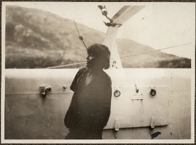 Hombre Kawésqar a bordo del Fylgia, ca. 1923 — 1923 | Chile de Ayer
