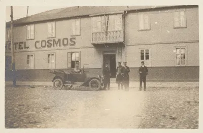 Hombres y automóvil en Punta Arenas, ca. 1923 — 1923 | Chile de Ayer