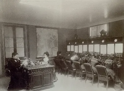 Estación telefónica en Santiago, 1897 — 1897 | Chile de Ayer