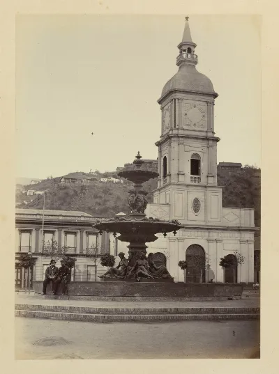 Fuente en Plaza Victoria e Iglesia en Valparaíso, 1868 — 1865 | Chile de Ayer