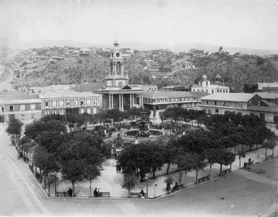 Así era la concurrida Plaza de la Victoria de Valparaíso hacia 1885 — 1885 | Chile de Ayer
