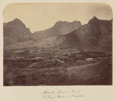 Asentamiento en Isla Robinson Crusoe, Archipiélago Juan Fernández con Cerro el Yunque de fondo, 1860 — 1860 | Chile de Ayer