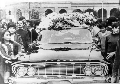 Cortejo fúnebre de Pablo Neruda llegando al Cementerio General