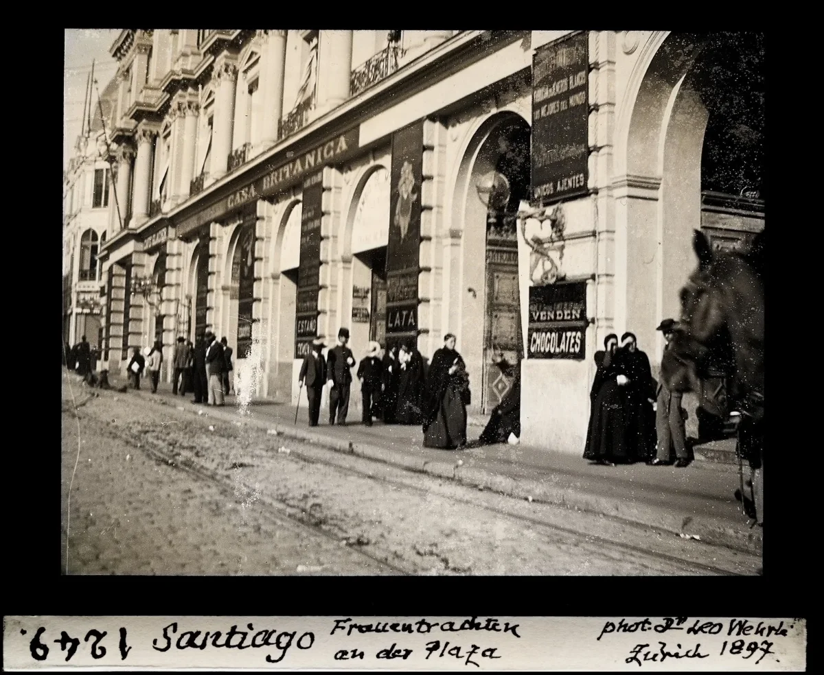Trajes de mujer en la Plaza de Santiago — 1897 | Chile de Ayer