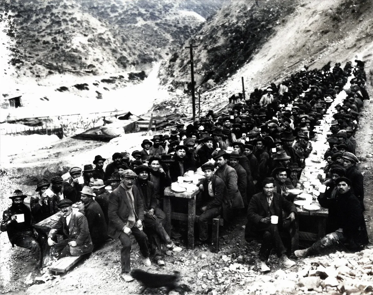 Hora de almuerzo en Sewell, ca 1920 — Sewell — 1920 | Chile de Ayer