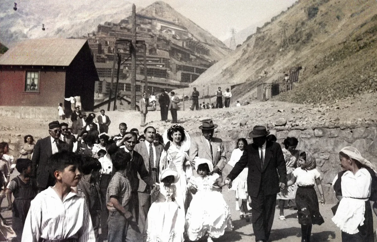 Matrimonio en Sewell, ca 1920 — Sewell — 1920 | Chile de Ayer