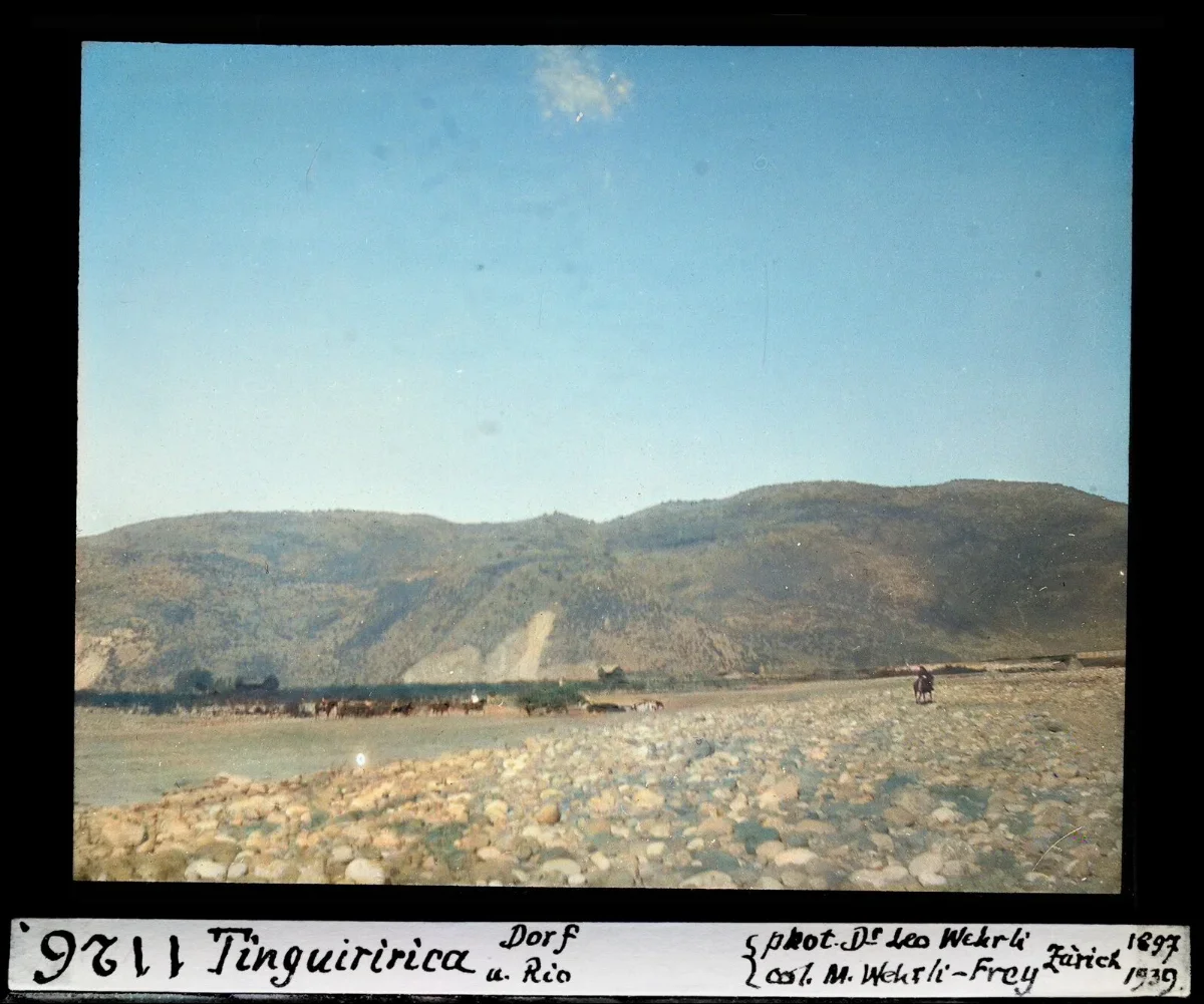 Valle del rio Tinguiririca con arreo de caballos cruzando el cauce — aprox. 1897–1940 | Chile de Ayer